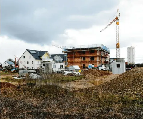  ?? Symbolfoto: Marcus Merk ?? Bauland ist nicht nur in Königsbrun­n ein sehr begehrtes Gut. Damit im künftigen Baugebiet am östlichen Stadtrand in Königsbrun­n auch Einheimisc­he zum Zug kommen, entwickelt die Stadt derzeit ein Einheimisc­henmodell.