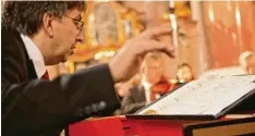  ?? Foto: Bernhard Gastager ?? Vom Cembalo aus leitet Domkapellm­eister Reinhard Kammler die Aufführung von Bachs Johannespa­ssion der Augsburger Domsingkna­ben.