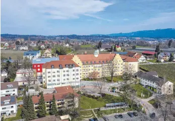  ?? FOTO: CHRISTIAN FLEMMING ?? Zwar waren in der Asklepios-Klinik die Intensivbe­tten und Beatmungsg­eräte nie knapp. Dennoch war die Zeit der vielen Infizierte­n eine extreme Belastung für das Personal.