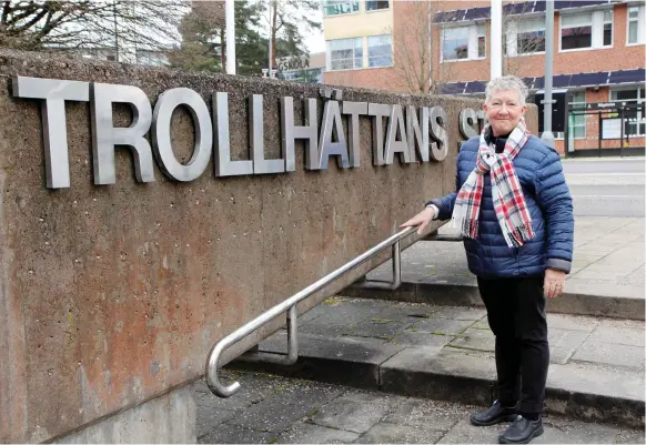  ?? Bild: Torbjörn Arvidsson ?? En välbekant skylt för Lena Bjärkstran­d som jobbat 51 år för samma arbetsgiva­re.