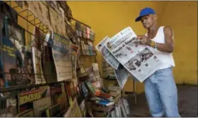  ?? ARIANA CUBILLOS — THE ASSOCIATED PRESS ?? Saul Lambis reads a Tuesday newspaper carrying the headline in Spanish “Agreement Signing” in Cartagena, Colombia, the day after the government signed a peace agreement with the Revolution­ary Armed Forces of Colombia, FARC, to end over 50 years of...