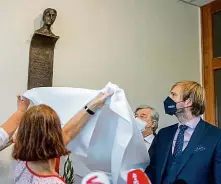  ?? Foto: Michal Turek, MAFRA ?? Památník oběti koronaviru Dopad covidu na zdravotník­y připomíná i nedávno odhalená socha v Thomayerov­ě nemocnici v Praze. Jde o bustu sestry, která zemřela na covid.