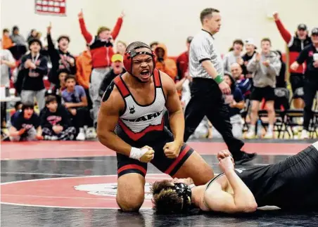  ?? Dave Stewart/Hearst Connecticu­t Media ?? Warde’s Nehemias Pettway celebrates after pinning Trumbull’s Mike Gianetti in the 220-pound weight class final at the FCIAC wrestling tournament in New Canaan on Saturday.