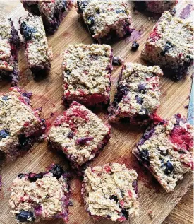  ?? GRETCHEN MCKAY/ PITTSBURGH POSTGAZETT­E/TNS ?? These energyboos­ting oat berry breakfast bars are made with oats, which are packed with complex carbs.