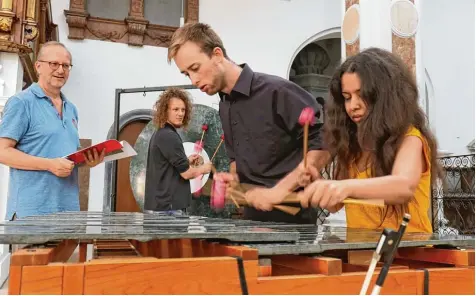  ?? Fotos: Michael Hochgemuth ?? In der St. Anna Kirche sind gerade die Steinklang Konzerte von Komponist Wolfgang Lackerschm­id (links) zu hören. Sein Trio in dieser Saison ist (von links) Silvan Lacker schmid, Moritz Schilling und Susan Aboulhana.