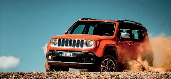  ??  ?? In alto, la Jeep Renegade impegnata fuori strada. È un modello scelto allo stesso modo da uomini e donne, senza limiti di età ed è disponibil­e sia a trazione integrale che a trazione anteriore