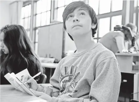  ?? CHELCEY ADAMI ?? Jose Anzaldo glances at a lesson during math class at Salinas High School.