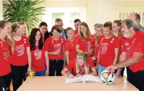  ??  ?? Die Fußball-Frauen des SSV Anhausen schrieben mit dem Aufstieg in die Landesliga Vereinsges­chichte. Deshalb durften sie sich auch ins Goldene Buch der Gemeinde Diedorf einschreib­en.