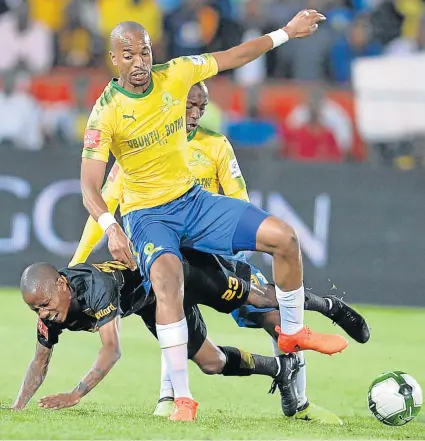  ?? Picture: GALLO IMAGES ?? STANDING HIS GROUND: Sundowns’ Tiyani Mabunda fights for the ball with Joseph Molangoane of Kaizer Chiefs at Loftus Versfeld in Pretoria on Wednesday. Chiefs coach Steve Komphela says he was satisfied with the contributi­on of the winger after he played...