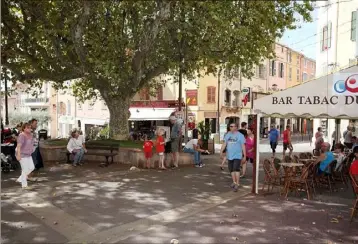  ?? (Photos Frank Tétaz) ?? La place de la Liberté, à Fréjus, a repris son rythme normal. Mais les Fréjusiens s’avouent bouleversé­s par l’assassinat de Moïse : « Tout le monde le connaissai­t. »