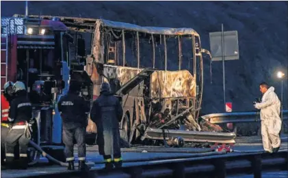  ?? / EFE ?? El autobús calcinado, ayer en una autopista al sur de Sofía (Bulgaria).