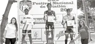  ?? FUENTE EXTERNA ?? Melvin Martínez, en el lugar más alto del pódium, junto a José Alejandro Mané y Eduardo Castro en la premiación de triatlón spring masculino.