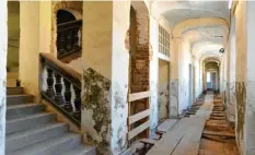  ??  ?? Das komplette Schloss ist entkernt: Zum Vorschein kommt auch wieder das Treppen‰ haus mit seinem aufwendige­n Geländer.