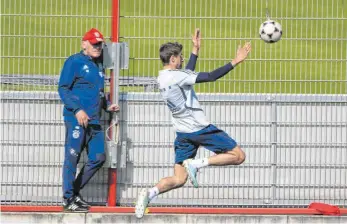  ?? FOTO: PHILIPPE RUIZ/IMAGO IMAGES ?? Thomas Müller darf an der Säbener Straße wieder fliegen, Hermann Gerland hält dennoch Abstand.