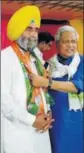  ?? HT PHOTO ?? Joginder Chinna with Punjab BJP affairs incharge, Prabhat Jha, in Gurdaspur on Sunday. Chinna had contested the Punjab assembly polls from Dinanagar on the Aam Aadmi Party ticket.