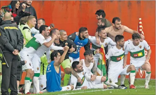  ??  ?? A LA FINAL. Los jugadores del Elche celebran con los aficionado­s desplazado­s la clasificac­ión para la final tras ganar en Mareo 1-2.