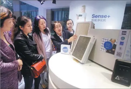  ?? PROVIDED TO CHINA DAILY ?? A saleswoman introduces air purifiers made by Blueair during a promotiona­l event in Nanjing, capital of East China’s Jiangsu province.