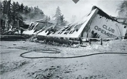  ?? KARL TREMBLAY, LES ARCHIVES, LE JOURNAL DE QUÉBEC ?? À Chapais en 1980, un incendie allumé à la suite d’une négligence par un jeune homme de 21 ans, Florent Cantin, avait fait 48 morts et 52 blessés. Le premier ministre de l’époque, René Lévesque, avait assisté aux funéraille­s en compagnie du maire de...