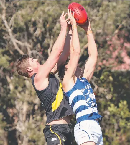  ?? Picture: MIKE BATTERHAM ?? Broadbeach’s Nathan Quick competes with Labrador’s Jake Goldsmith in the QAFL clash.