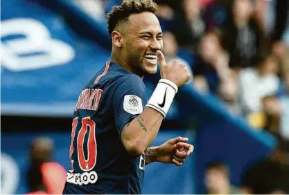  ?? Franck FIFE/AFP ?? Neymar faz sinal de joia após marcar seu terceiro gol em quatro jogos pelo PSG nesta temporada; o time do atacante brasileiro venceu o Angers por 3 a 1, no Parque dos Príncipes, e manteve 100% de aproveitam­ento