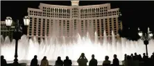  ?? MARK BOSTER/ LOS ANGELES TIMES 2007 ?? Tourists line up in front of the Bellagio hotel and casino in Las Vegas to watch an evening water show.