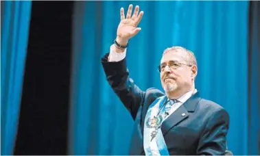  ?? FOTO: AFP ?? Bernardo Arévalo fue investido como presidente de Guatemala la madrugada de ayer tras una atropellad­a jornada en el Congreso que retrasó la toma de posesión por nueve horas.