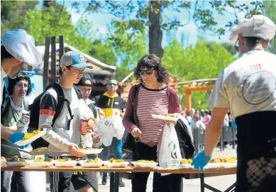  ?? ?? Arriba, la paella que pudieron disfrutar los asistentes a la fiesta de HERALDO en el parque de atraccione­s. A la derecha, algunas de las actividade­s que se organizaro­n para los niños.