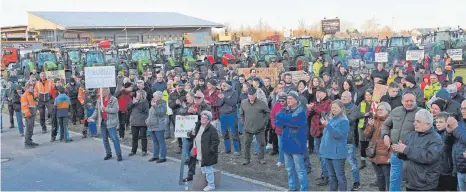  ?? FOTOS (3): BERND BAUR ?? Mit Plakaten machten die Teilnehmer der Kundgebung ihre Unzufriede­nheit mit der Politik deutlich.