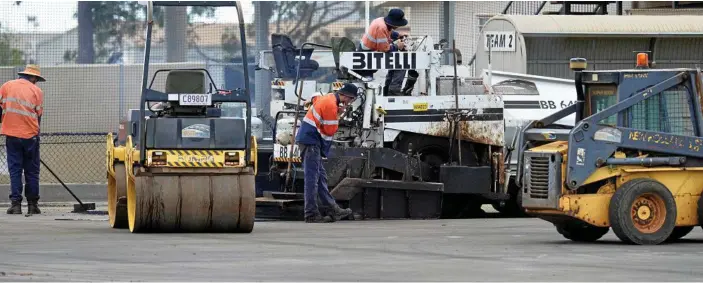  ?? PHOTO: KEVIN FARMER ?? NEW FIELD: Work on the new field at Clyde Park will bring it up to the standard of the fields at next year’s Commonweal­th Games and those used at the Rio Olympics.