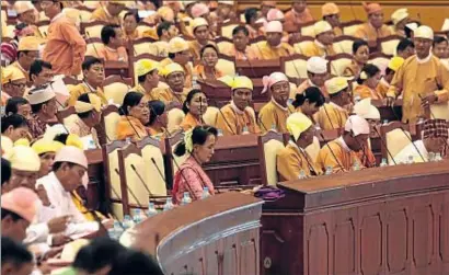  ?? HEIN HTET / EFE ?? Aung San Suu Kyi, en el centro, rodeada de los diputados de su formación, vestidos de color naranja