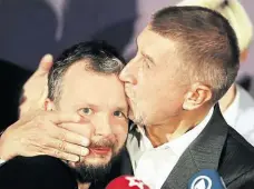  ??  ?? Prchavý polibek Předseda ANO Andrej Babiš děkuje svému marketingo­vému poradci na sociální sítě Marku Prchalovi.
