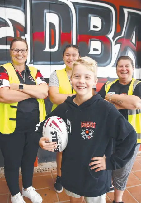  ?? Picture: TERTIUS PICKARD ?? Redbacks player Jackson Tunnicliff­e with volunteers Marilyn Tunnicliff­e, Allyshia Luke and Nikki Sega.