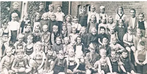  ?? ?? Der Jahrgang 1943/44 der Katholisch­en Volksschul­e in Lank hat nach all den Jahrzehnte­n wieder Kontakt aufgenomme­n.