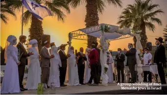  ??  ?? A group wedding of Bnei Menashe Jews in Israel