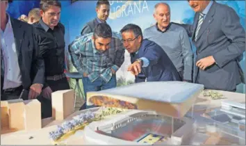  ??  ?? ATENTOS. El presidente del Barça, Bartomeu, explica a Navarro y Pascual el proyecto del Nou Palau.