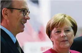  ?? (RALPH ORLOWSKI/REUTERS) ?? Le président du lobby automobile Matthias Wissmann et Angela Merkel se tutoient. Ils se connaissen­t depuis leur participat­ion au gouverment Kohl dans les années 1990.