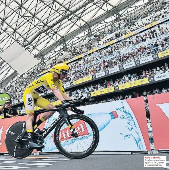  ?? PHILIPPE LOPEZ / AFP ?? Hacia la victoria. Chris Froome se dispone a ganar el Tour, ayer en el estadio Vélodrome