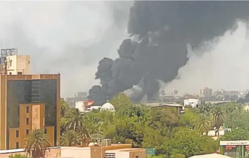  ?? ?? El humo por los enfrentami­entos se eleva por los edificios en Jartum, tras una nueva jornada de combates// AFP