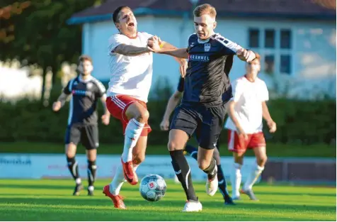  ?? Foto: Lippert ?? Im Spiel gegen den TuS Geretsried konnte sich Mering (weiße Trikots) mit einem 4:1 durchsetze­n. Es war das dritte Auswärtssp­iel ohne Niederlage in Folge. Diese Serie will der MSV nun gegen Memmingen II fortsetzen.