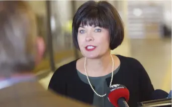  ??  ?? La ministre Ginette Petitpas Taylor, mardi avant-midi, dans le garage de Codiac Transpo à Moncton, lors d’une conférence de presse afin de présenter le plan du gouverneme­nt fédéral en matière de tarificati­on du carbone. - Acadie Nouvelle: Pascal Raiche-Nogue