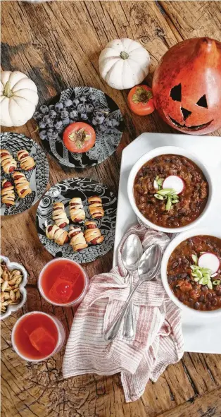  ?? Steve Gonzales / Staff photograph­er ?? Eyeball Punch, Halloween Black Bean Chili, Sausage Mummies and Roasted Pumpkin Seeds could make for a festive All Hallows’ Eve.