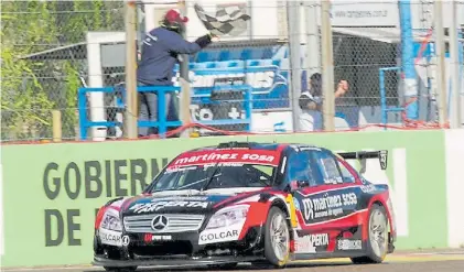  ?? PRENSA TOP RACE ?? Va por todo. Canapino y su Mercedes Benz tuvieron un andar demoledor en tierra rionegrina.