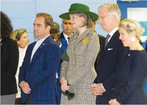  ?? PHOTOS CHANTAL POIRIER ET D’ARCHIVES ?? Le président du Canadien Geoff Molson a été bombardé de questions par les journalist­es ( photo de gauche) lors de la visite du roi Philippe et de la reine Mathilde de Belgique ( photo du bas) dans une école de Montréalno­rd, hier. Bien entendu, il a...