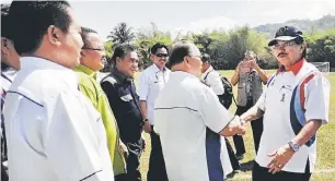  ??  ?? LAWAT: Pairin menyambut Musa sebaik sahaja beliau tiba di Tambunan kelmarin. Turut kelihatan Mediyem, Thomas dan Yusop.