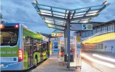  ?? FOTO: FELIX KÄSTLE/OH ?? Stadtbus in Friedrichs­hafen: Die deutschen Verkehrsun­ternehmen erwarten vom Staat klare Zusagen für eine künftige Finanzieru­ng.