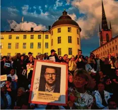  ?? Foto: Jonathan Nackstrand, afp ?? Anhänger der Schwedende­mokraten versammeln sich hinter dem Konterfei ihres Par teivorsitz­enden Jimmie Åkesson.