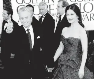  ??  ?? > Michael Douglas y a su mujer, la actriz galesa Catherine Zeta Jones.