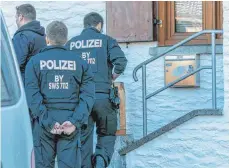  ?? FOTO: RALF LIENERT ?? Die Polizei wertet derzeit Spuren der Hausdurchs­uchung in Dietmannsr­ied aus.