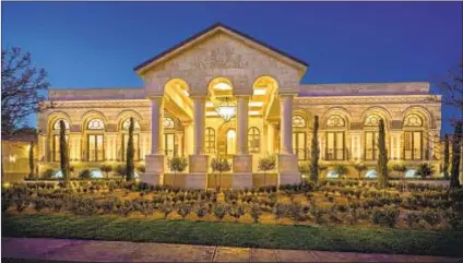  ?? Kamran Zand ?? COLUMNS LINE the entry of this Vegas estate purchased by Floyd Mayweather for $10 million.