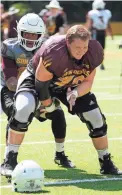  ?? MICHAEL CHOW/THE REPUBLIC ?? ASU’s Cade Cote snaps to quarterbac­k Dillon Sterling-Cole during practice at Camp Tontozona on Aug. 7.